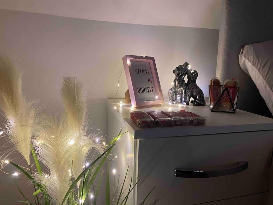Cozy 1 Bed/Sleep 3/ London Appartement Buitenkant foto